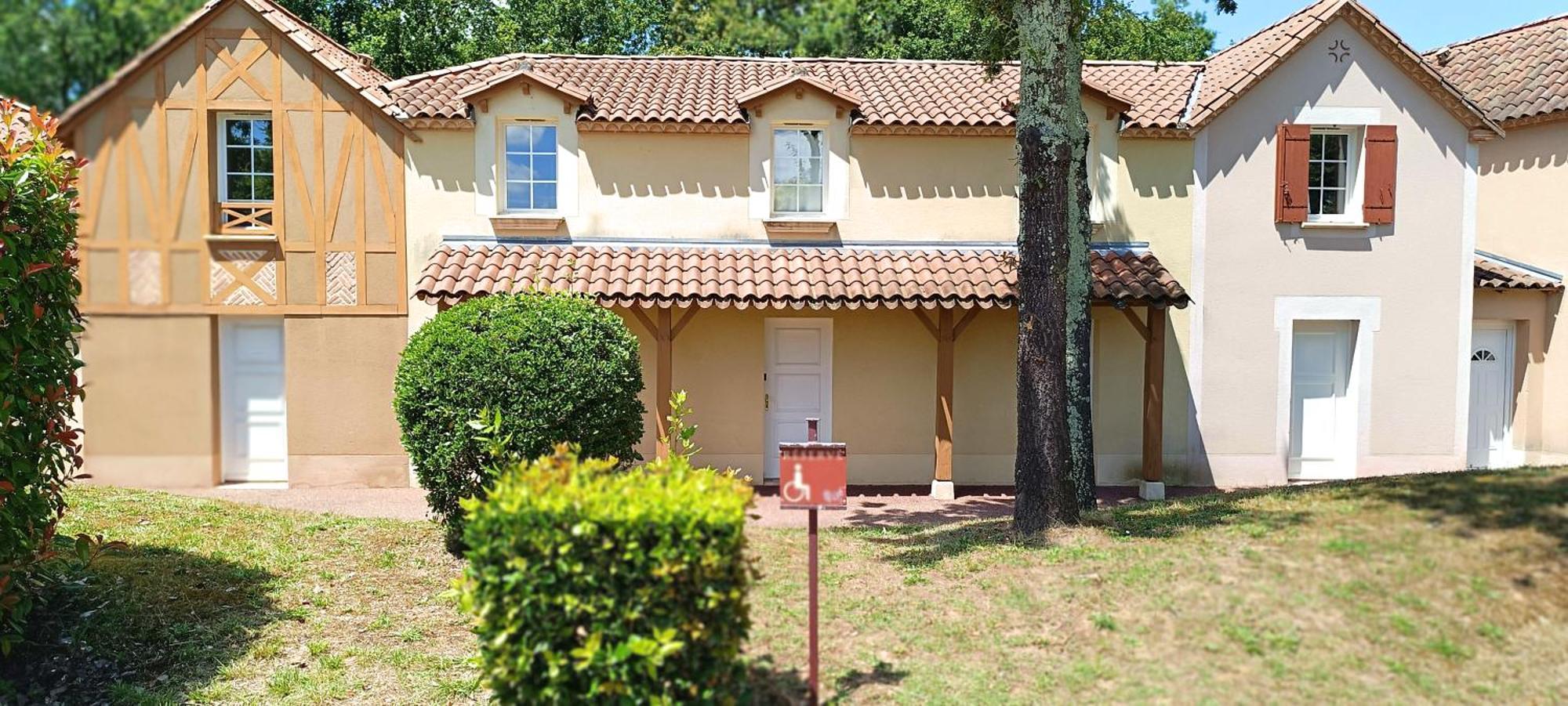 Holiday home Charmante Maison Duplex En Avec Piscine A *