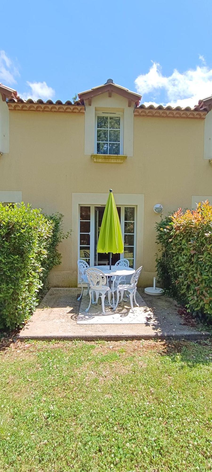 Holiday home Charmante Maison Duplex En Avec Piscine A *